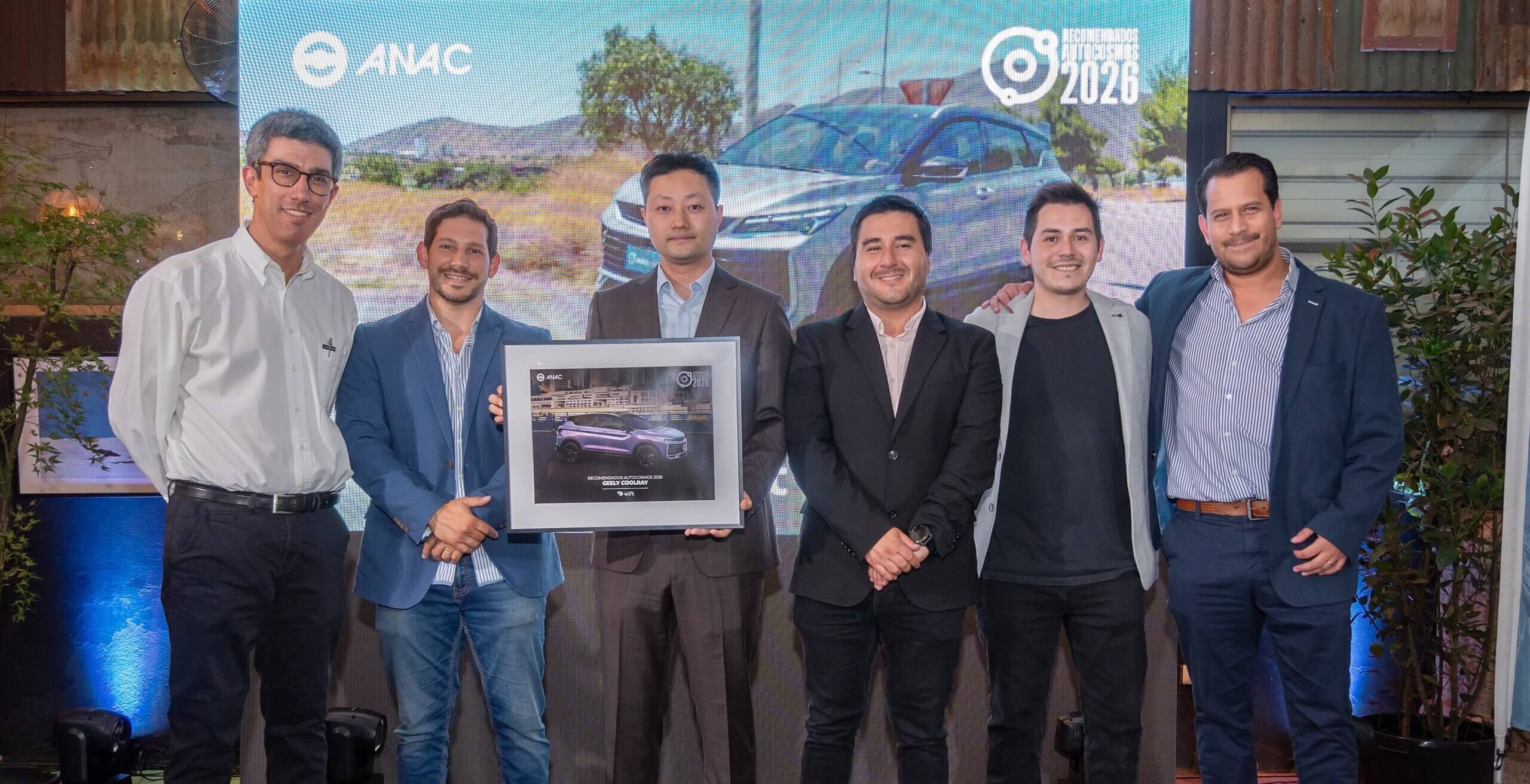 De izquierda a derecha: Raúl Farías, periodista de Autocosmos; Juan José Paredes, Financing and Insurance Manager; Martin Xu, Deputy General Manager; Fernando Funes, Country Sales Manager; Carlos Marambio, Wholesales Manager and José Luis Díaz, Product Manager de Geely Chile.